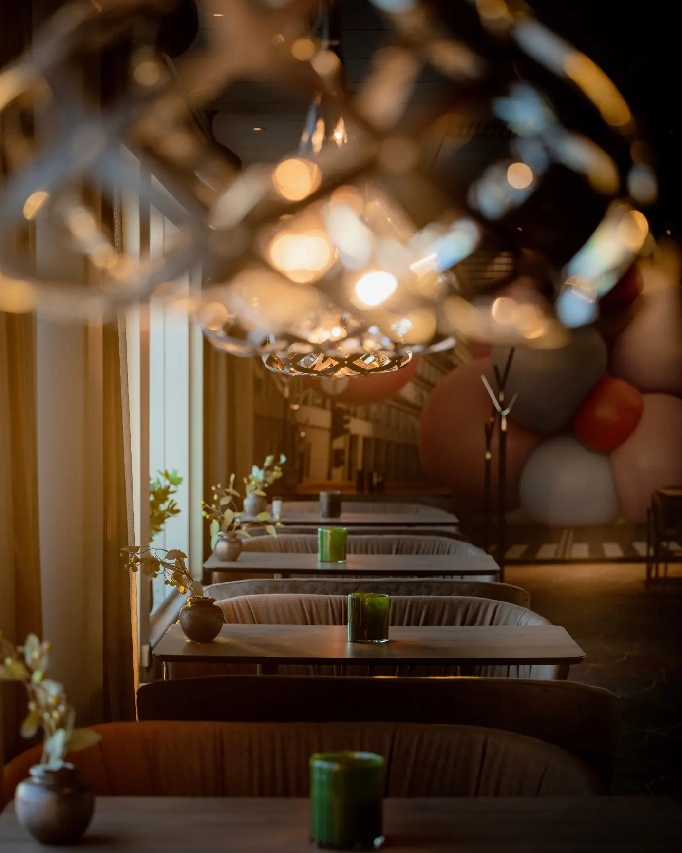 Matsalen på Restaurant Nine med dukade bord, sammetsfåtöljer och kvällsljus över Luleå